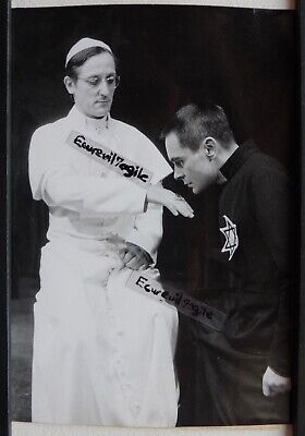 Quand les Papes font polémique : Pie XII pendant la seconde guerre mondiale, Jean Paul II terrassé par une météorite ! 4 3 Vicaire