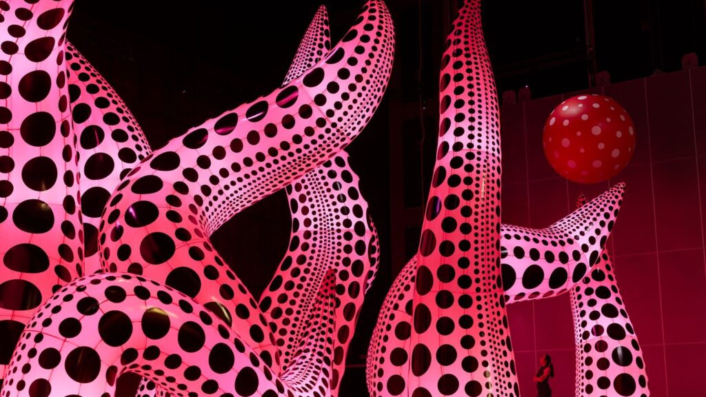 A Bouquet of Love I Saw in the Universe 2021 Installation view from Manchester International Festival 2023 exhibition ‘Yayoi Kusama You Me and the Balloons at Aviva Studios. Images © David Leve e1753709339395