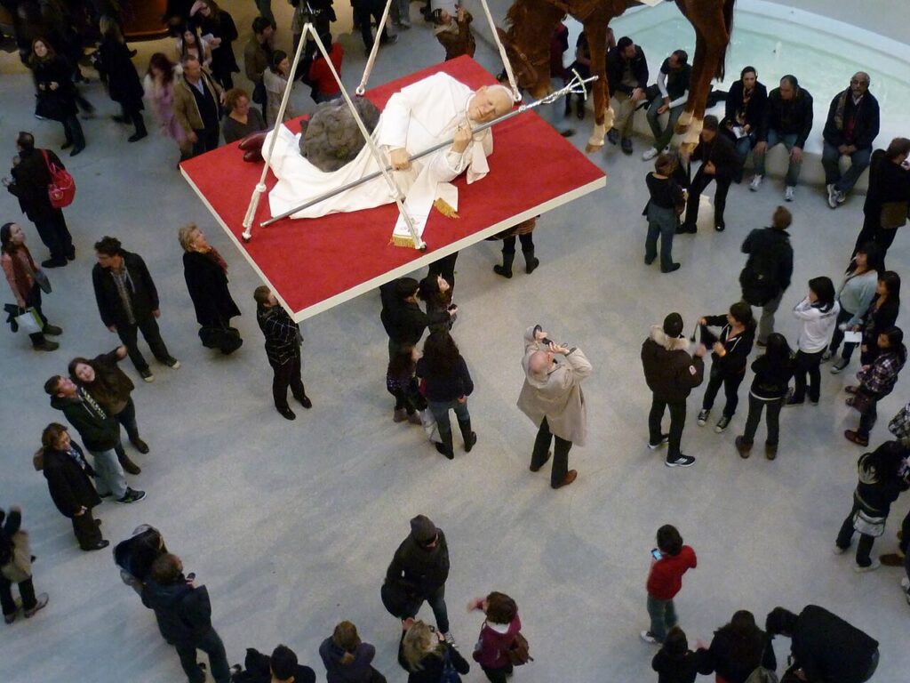 Quand les Papes font polémique : Pie XII pendant la seconde guerre mondiale, Jean Paul II terrassé par une météorite ! 6 Guggenheim NOV2011 Cattelan 5