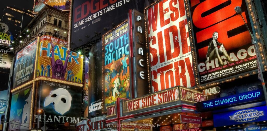 © Wiki Commons. Entre la 42e rue et Broadway Times square temple de la publicite et du reve americain au coeur de New York.jpg